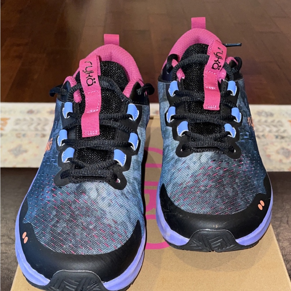 Women’s training tennis shoes